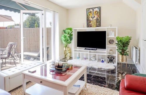 Sittingbourne House | CHEERFUL TOWNHOUSE, family friendly, with a garden in Sittingbourne