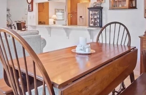 Park Lake Estates House | Cheerful Two-Bedroom Abode with Spacious Parking