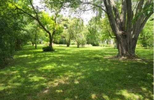 Flint House | Cheerful two bedroom home with huge quiet backyard