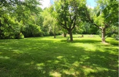 Flint House | Cheerful two bedroom home with huge quiet backyard