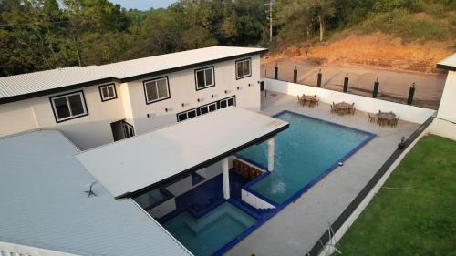 Camp Bay Hotel | Chelle's Suites and Restaurant