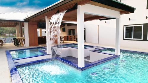 Camp Bay Hotel | Chelle's Suites and Restaurant