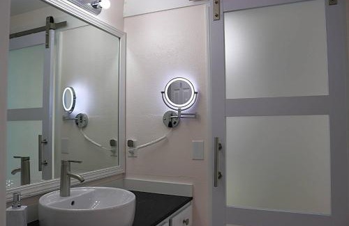 Sulphur Springs House | Cherry Blossom Suite