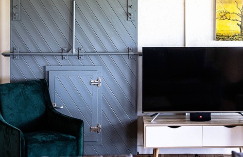 Canobolas Cottage | Cherry Cottage, Orange NSW. Walk to 4 cellar doors from this cosy oasis.