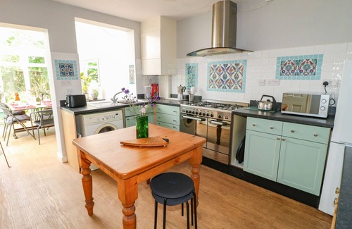 Newark House | CHERRY LODGE, pet friendly, with a garden in Newark-On-Trent