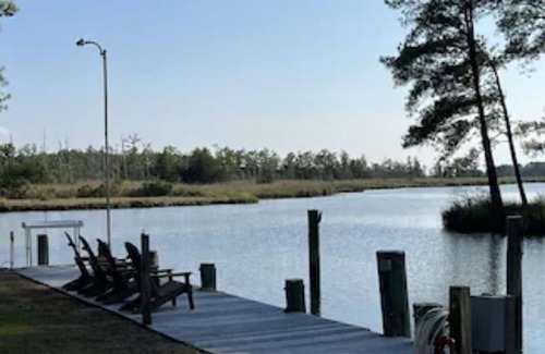 Cambridge House | Chesapeake Bay Waterfront Retreat. Access to Private Dock, Beach and Pool.