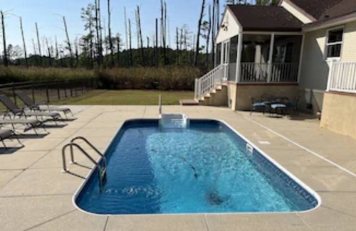 Cambridge House | Chesapeake Bay Waterfront Retreat. Access to Private Dock, Beach and Pool.
