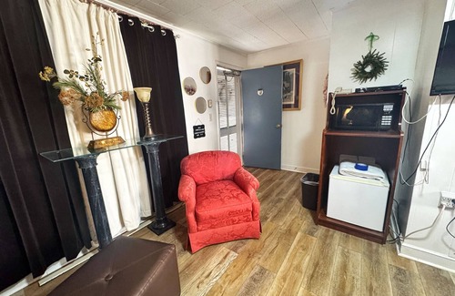 Chesterfield Hotel | Chesterfield Hotel by OYO Hwy 9