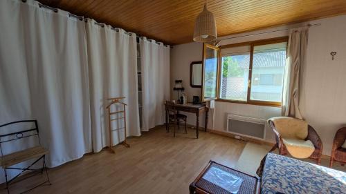 Varces-Allieres-et-Risset House | Chez Claire - Immense chambre, salle de bain indépendante réservée aux voyageurs, quartier calme, parking gratuit dans cour fermée