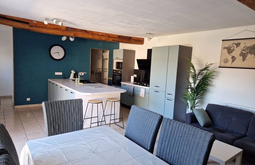 Gurgy House | Chez Madeleine, Maison Mitoyenne Avec Cour Fermée Dans Joli Village Bourguignon