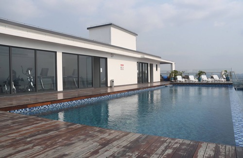 Gombe Apartment | Chic 1-bedroom apartment with balcony and rooftop Riverview pool gym and terrace