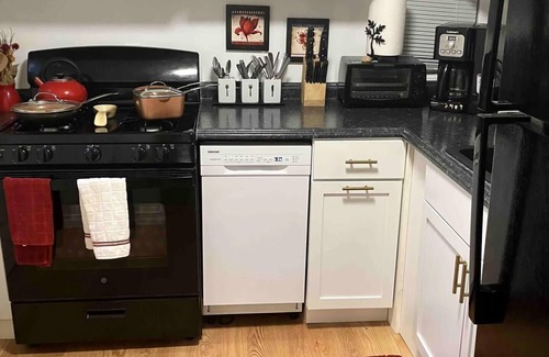 Petworth Apartment | Chic 1-Bedroom Retreat Near Rock Creek Park, Private Entrance & Spa Bath