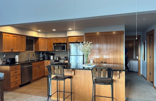 Freeland Condo | Chic 2-bedroom beachfront condo on Mutiny Bay with water views