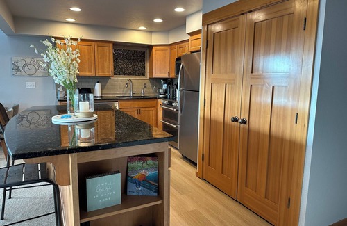 Freeland Condo | Chic 2-bedroom beachfront condo on Mutiny Bay with water views