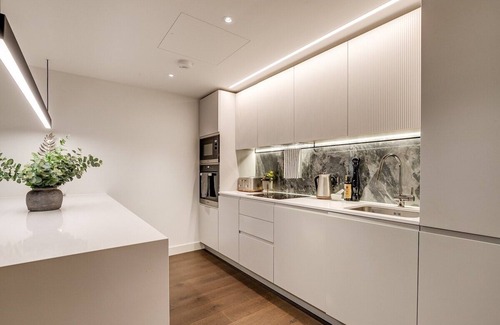 White City Apartment | Chic 2BR 2Bath Balcony Walk to Westfield Mall