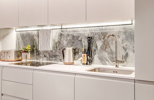 White City Apartment | Chic 2BR 2Bath Balcony Walk to Westfield Mall