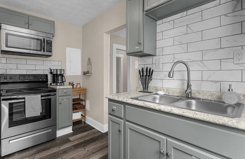 Franklin Park House | Chic❤️2BR near DT, 8 min walk to Franklin Park/Conservatory/Trolley District