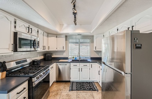 Rancho Oakey House | Chic 3-bedroom home in Fabulous Las Vegas with AC, WiFi, Garage Parking & more