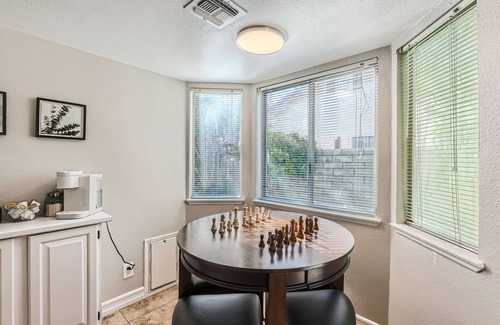 Rancho Oakey House | Chic 3-bedroom home in Fabulous Las Vegas with AC, WiFi, Garage Parking & more