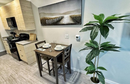 Downtown Des Moines Apartment | Chic and Spacious Retreat – A Modern Escape Awaits You!