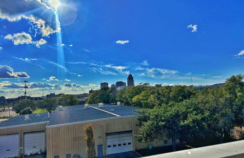 Downtown Des Moines Apartment | Chic and Spacious Retreat – A Modern Escape Awaits You!