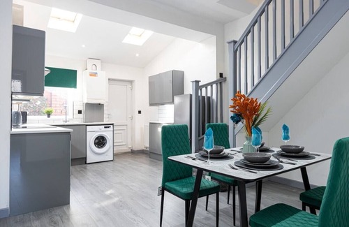 Bolton House | Chic Bolton Retreat : 2BR-Deluxe Cinema Experience