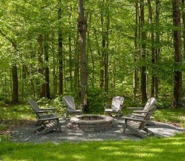 Roscoe House | Chic Cabin with Hot Tub and Fire Pit