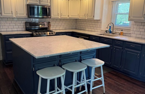 Granger House | Chic, Comfy, Close to Campus!