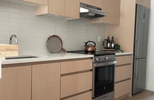 Lower Lonsdale Apartment | Chic & Cozy Condo North Vancouver 3+ Month Stay