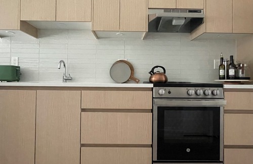 Lower Lonsdale Apartment | Chic & Cozy Condo North Vancouver 3+ Month Stay
