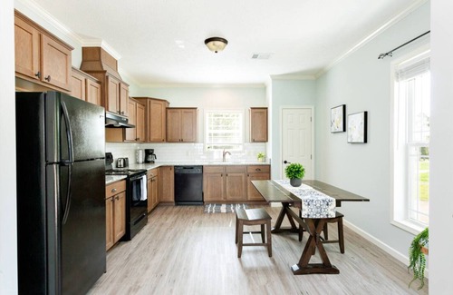 Harvest Apartment | Chic Craftsman Duplex for 2 near Madison