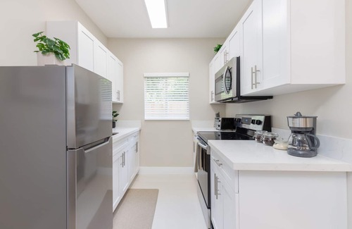 Buena Vista Apartment | Chic Deco Hideaway w/King Bed