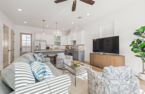 Lafayette House | - Chic Home - Walk to River Ranch - King Bed - A+ Location.