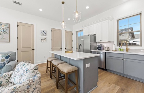 Lafayette House | - Chic Home - Walk to River Ranch - King Bed - A+ Location.