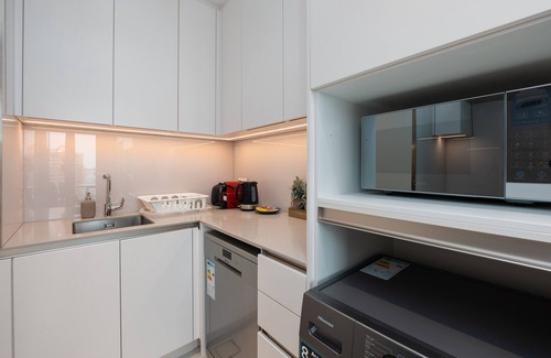 Jebel Ali Apartment | Chic Minimalist 1BR in Address JBR