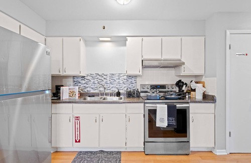 Oak Park Condo | Chic Suite/Mins to L Train/Laundry/Free Parking