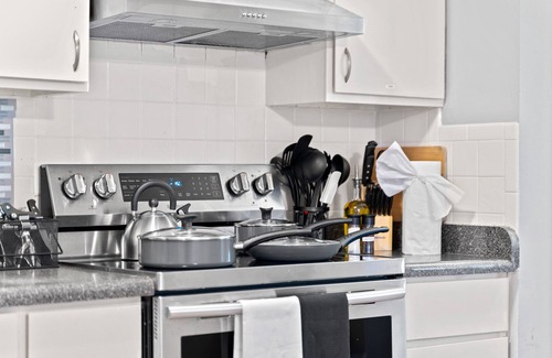 Oak Park Condo | Chic Suite/Mins to L Train/Laundry/Free Parking