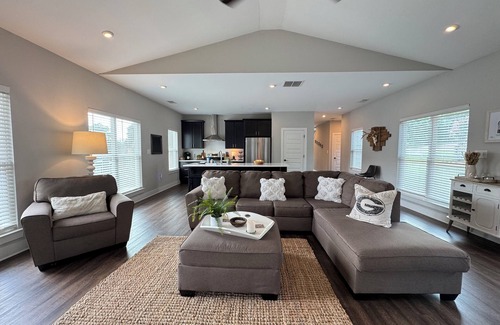 Athens House | Chicopee House ~ Your 4 bd, 3 bath, Athens Getaway 1-mile to Sanford Stadium!