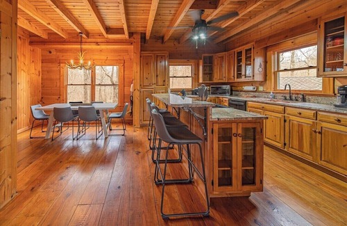 Benton Villa | Chilhowee Cabin | Ocoee Hot Tub Cabin Sleeps 10