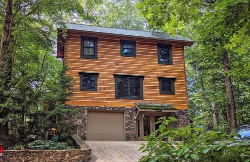 Benton Villa | Chilhowee Cabin | Ocoee Hot Tub Cabin Sleeps 10