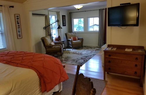 Willow Creek Hotel | China Creek Cottages