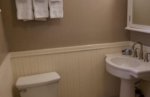 Willow Creek Hotel | China Creek Cottages