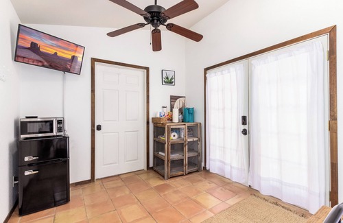 Tombstone Cabin | China Mary Inn: China Mary Casita Fountain Courtyard w/games, BBQ & Live Music!