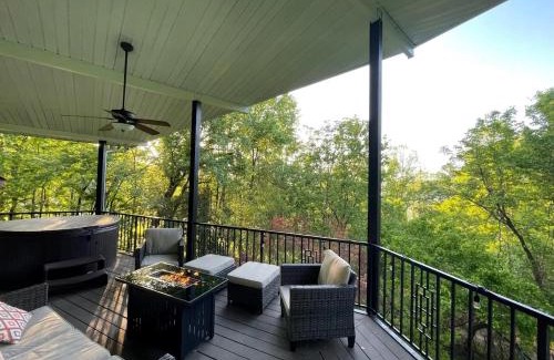 Silver Point House | CHLChateau-Walkable to Hurricane Marina