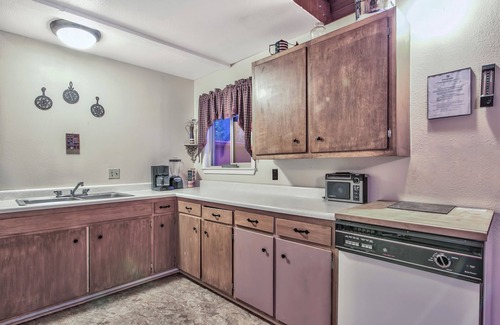 North Upper Truckee Cabin | Cholula 811c 4 Bedroom Cabin by RedAwning