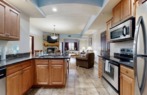 Wisconsin Dells Condo | Chula Vista condo with jetted tub, on-site golf, & fireplace - great location