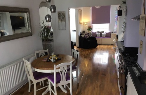 Darlington House | ChurchEndCottage-2BR-Sleeps4-PetsOK-Parking
