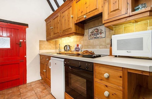 Whitchurch Canonicorum Cottage | Cider Barn with Log Burner, Indoor Pool & Spa Access - sleeps 4 guests in 2 bedrooms