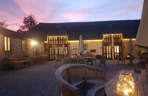 Whitchurch Canonicorum Cottage | Cider Barn with Log Burner, Indoor Pool & Spa Access - sleeps 4 guests in 2 bedrooms