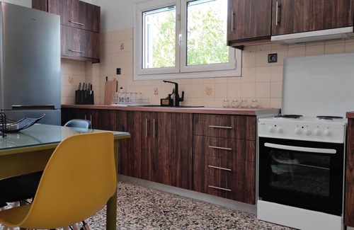 Eretria Apartment | City Apartment w/3 BR & spacious yard